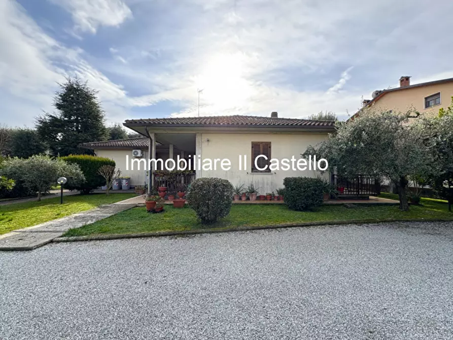 Immagine 38 di Casa indipendente in vendita  a Castiglione Del Lago