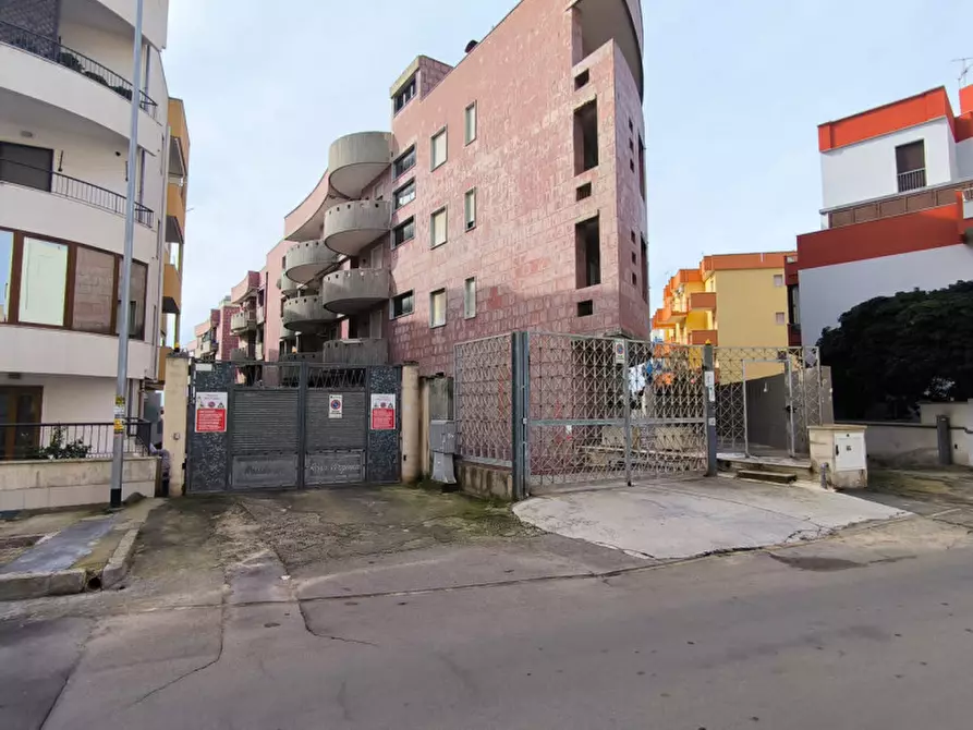 Immagine 1 di Garage in vendita  in Via Savonarola a Gallipoli