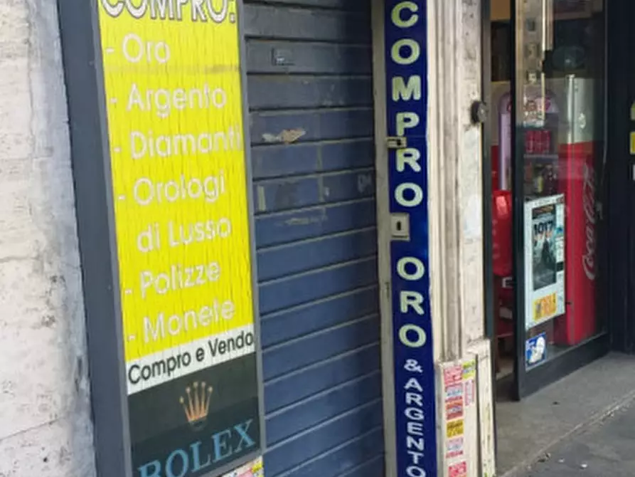 Immagine 4 di Negozio in vendita  in Via delle Medaglie d'Oro a Roma
