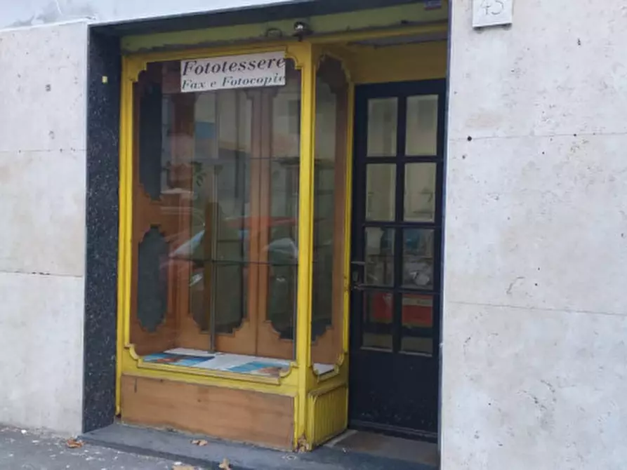 Immagine 1 di Negozio in vendita  in Via Pannonia a Roma