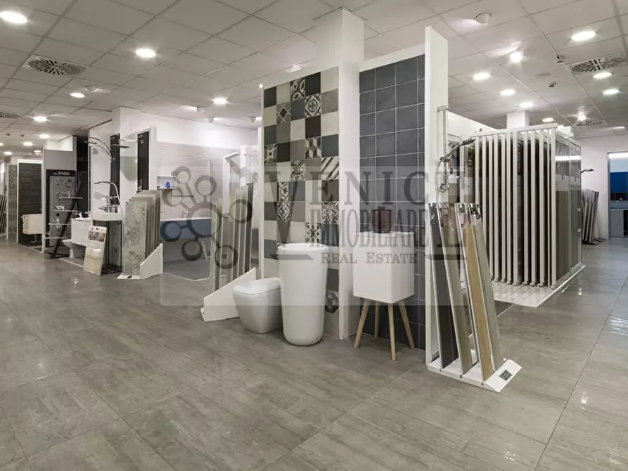 Immagine 4 di Attività commerciale in vendita  a Venezia
