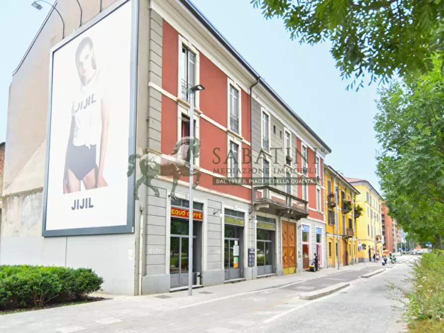 Immagine 15 di Appartamento in vendita  in via gaetano de castillia 24 a Milano