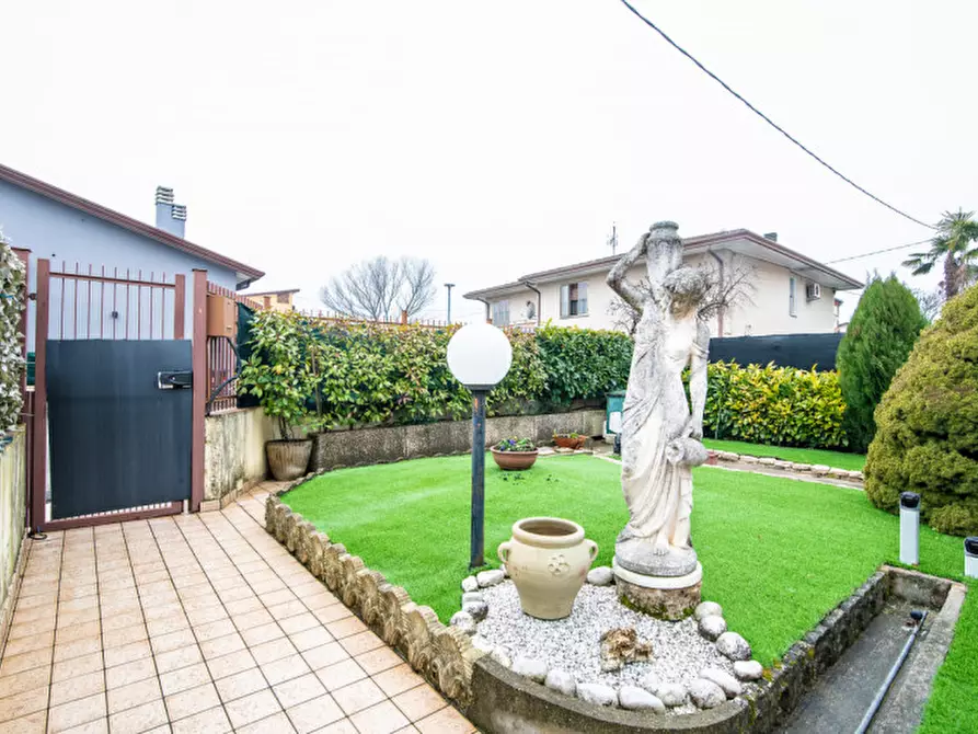 Immagine 1 di Casa indipendente in vendita  in Via dei Tigli a Abano Terme