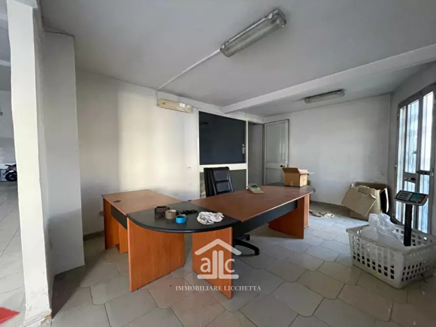 Immagine 4 di Negozio in vendita  in via kennedy 74 a Trepuzzi