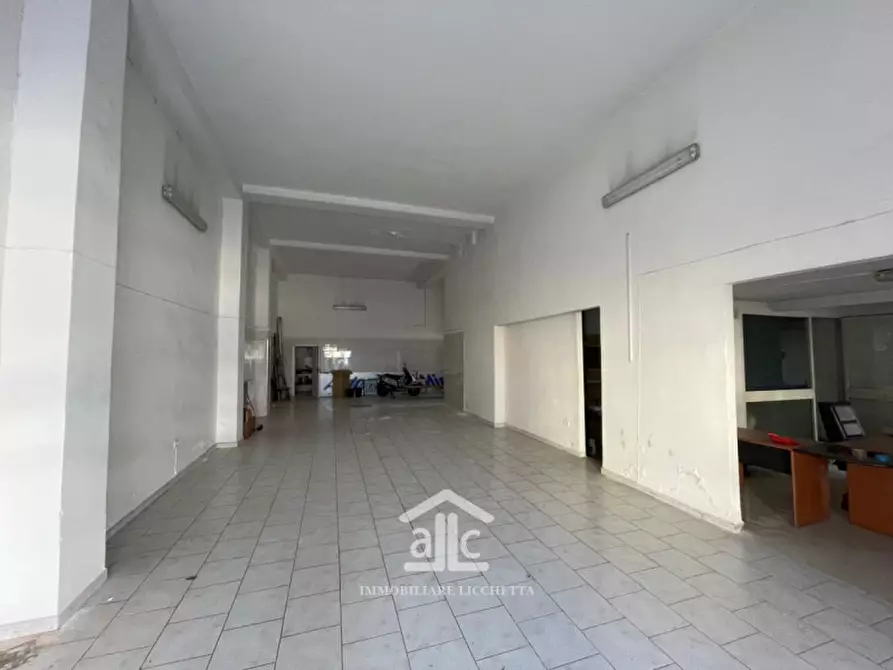 Immagine 11 di Negozio in vendita  in via kennedy 74 a Trepuzzi