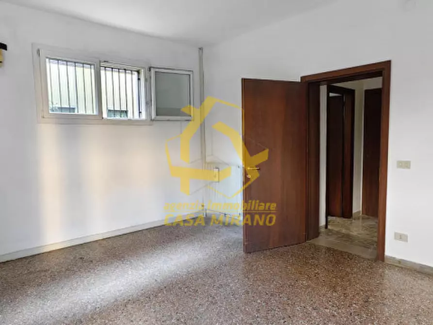 Immagine 3 di Negozio in vendita  in via dante 6 a Mirano