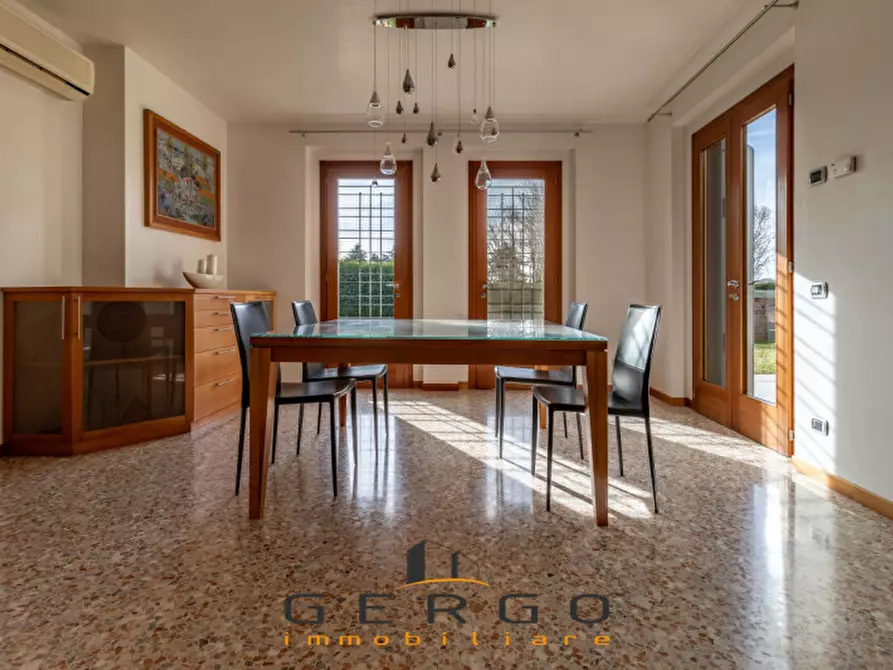 Immagine 3 di Villa in vendita  in Via Berretta a Montebelluna