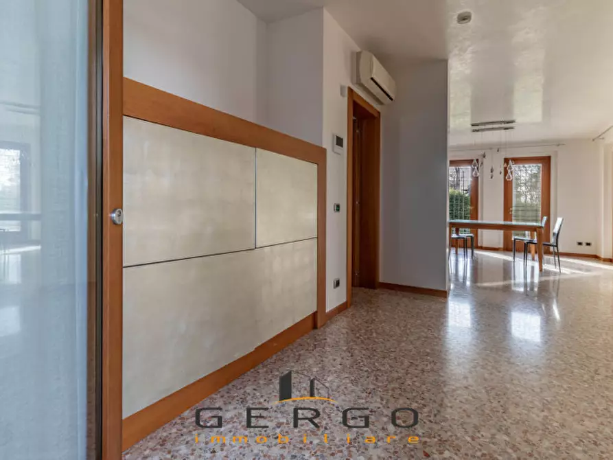 Immagine 4 di Villa in vendita  in Via Berretta a Montebelluna