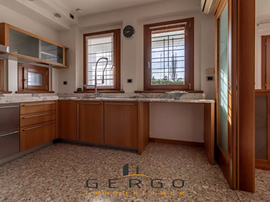 Immagine 10 di Villa in vendita  in Via Berretta a Montebelluna