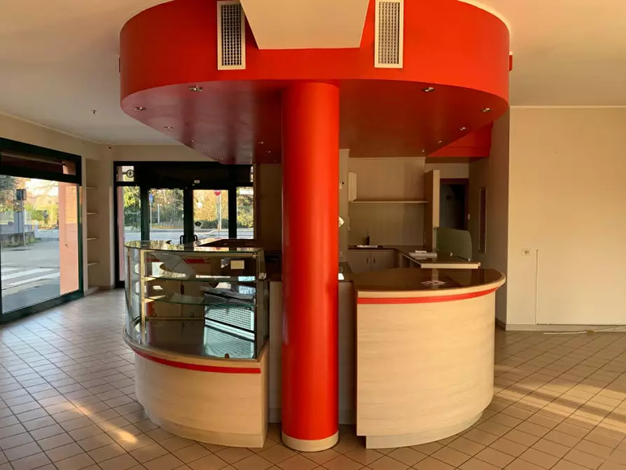 Immagine 1 di Negozio in affitto  in via Guidi a Padova