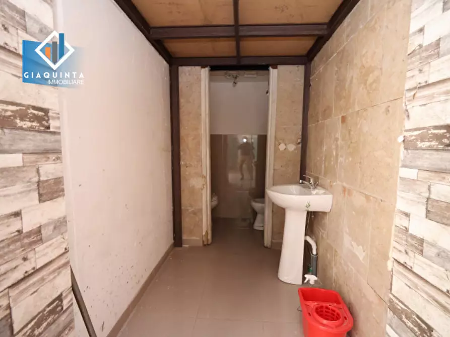 Immagine 11 di Negozio in vendita  in via Vittorio Emanuele n.16 a Palagonia