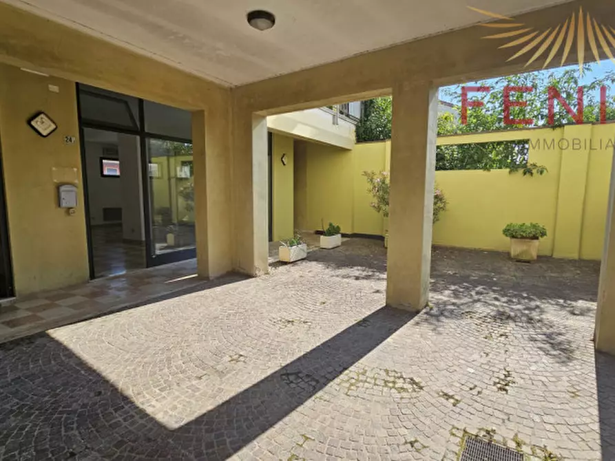 Immagine 10 di Negozio in affitto  in VIA PIAVE, 24 a Caerano Di San Marco