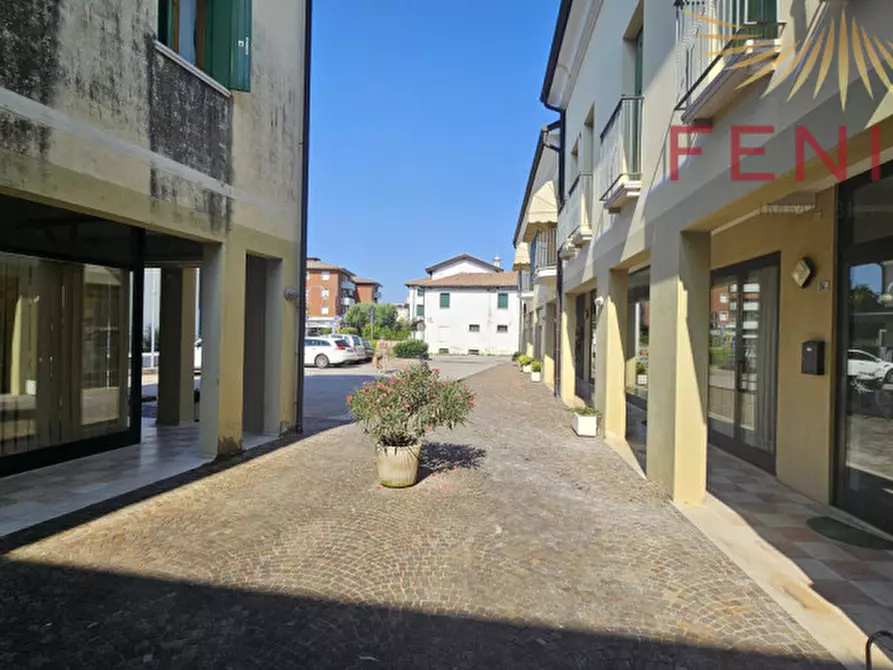 Immagine 12 di Negozio in affitto  in VIA PIAVE, 24 a Caerano Di San Marco