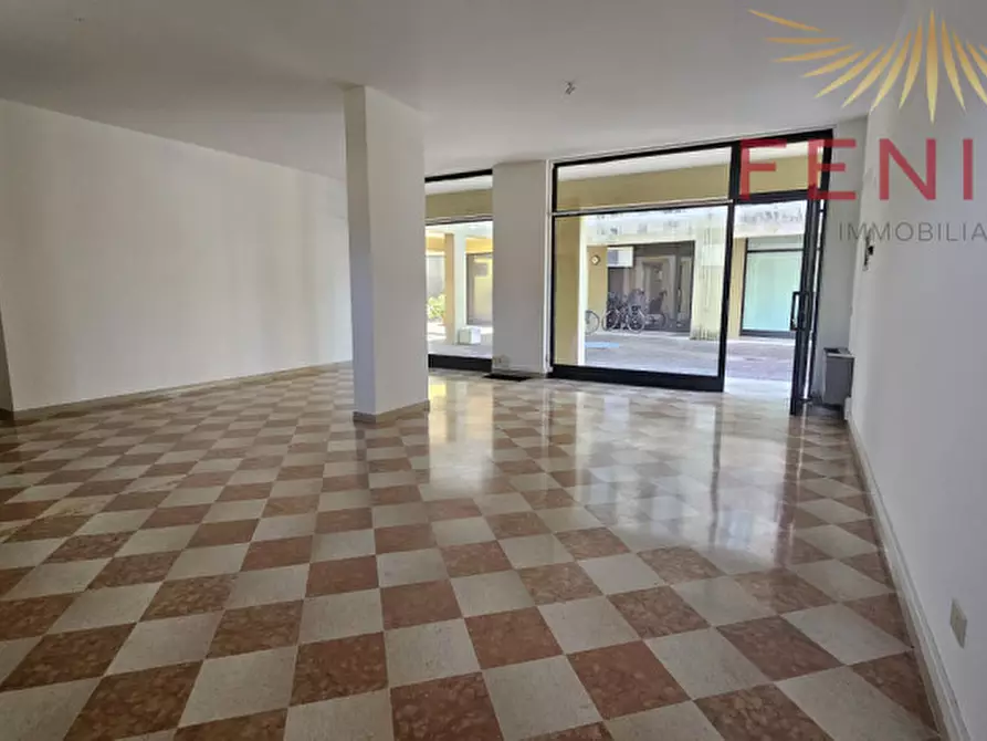 Immagine 16 di Negozio in affitto  in VIA PIAVE, 24 a Caerano Di San Marco