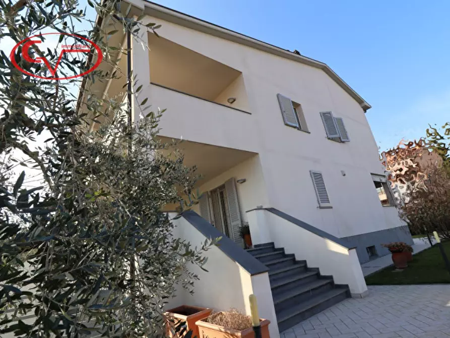 Immagine 2 di Villa in vendita  in via vespucci a Montevarchi