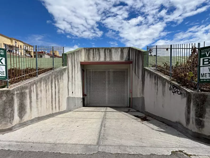 Immagine 1 di Garage in vendita  in VIALE GENERALE CARLO ALBERTO DALLA CHIESA N°24 a Torre Del Greco