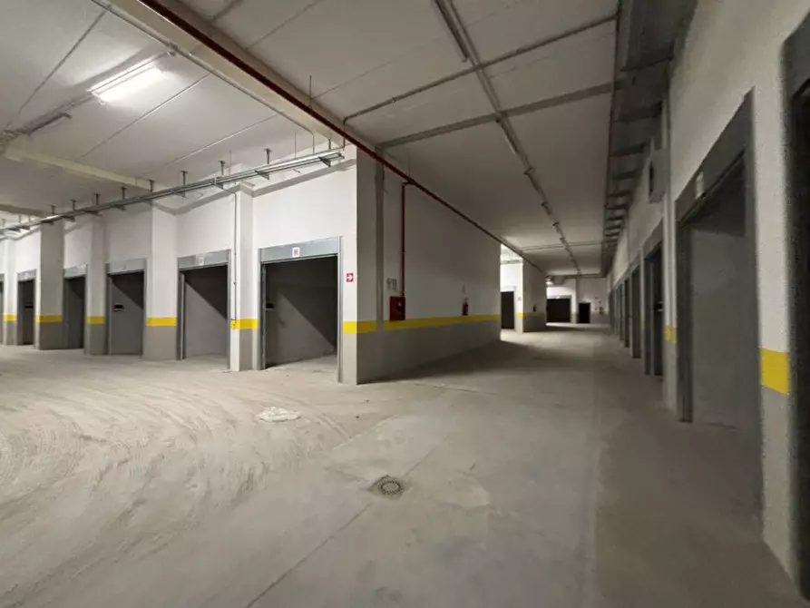 Immagine 4 di Garage in vendita  in VIALE GENERALE CARLO ALBERTO DALLA CHIESA N°24 a Torre Del Greco