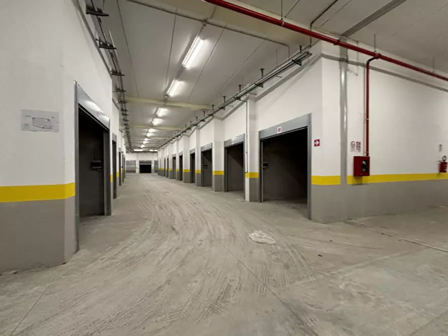 Immagine 5 di Garage in vendita  in VIALE GENERALE CARLO ALBERTO DALLA CHIESA N°24 a Torre Del Greco