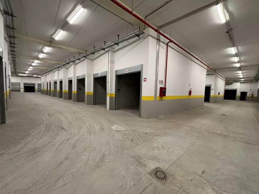 Immagine 6 di Garage in vendita  in VIALE GENERALE CARLO ALBERTO DALLA CHIESA N°24 a Torre Del Greco