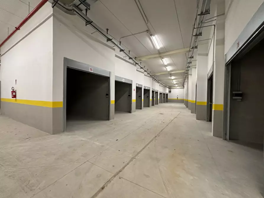 Immagine 7 di Garage in vendita  in VIALE GENERALE CARLO ALBERTO DALLA CHIESA N°24 a Torre Del Greco