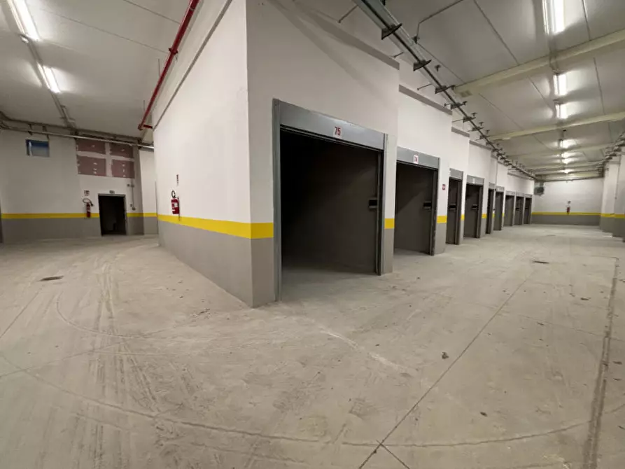Immagine 8 di Garage in vendita  in VIALE GENERALE CARLO ALBERTO DALLA CHIESA N°24 a Torre Del Greco