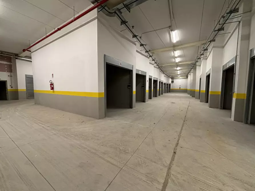 Immagine 9 di Garage in vendita  in VIALE GENERALE CARLO ALBERTO DALLA CHIESA N°24 a Torre Del Greco