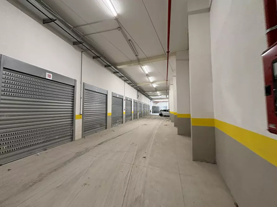 Immagine 10 di Garage in vendita  in VIALE GENERALE CARLO ALBERTO DALLA CHIESA N°24 a Torre Del Greco