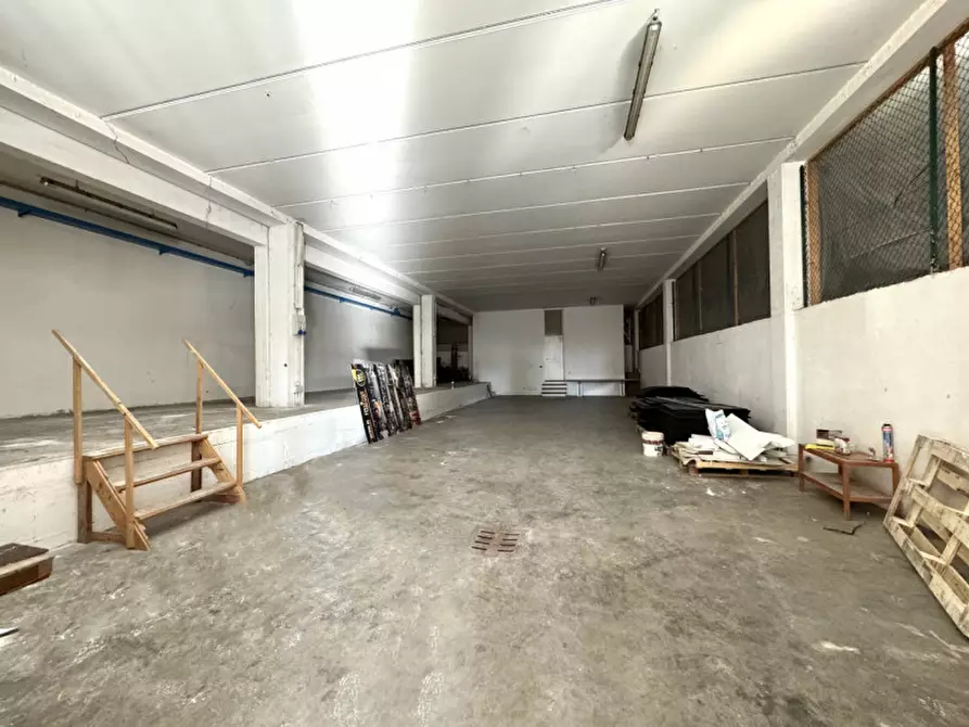 Immagine 2 di Magazzino in vendita  in Via Gombe a Thiene