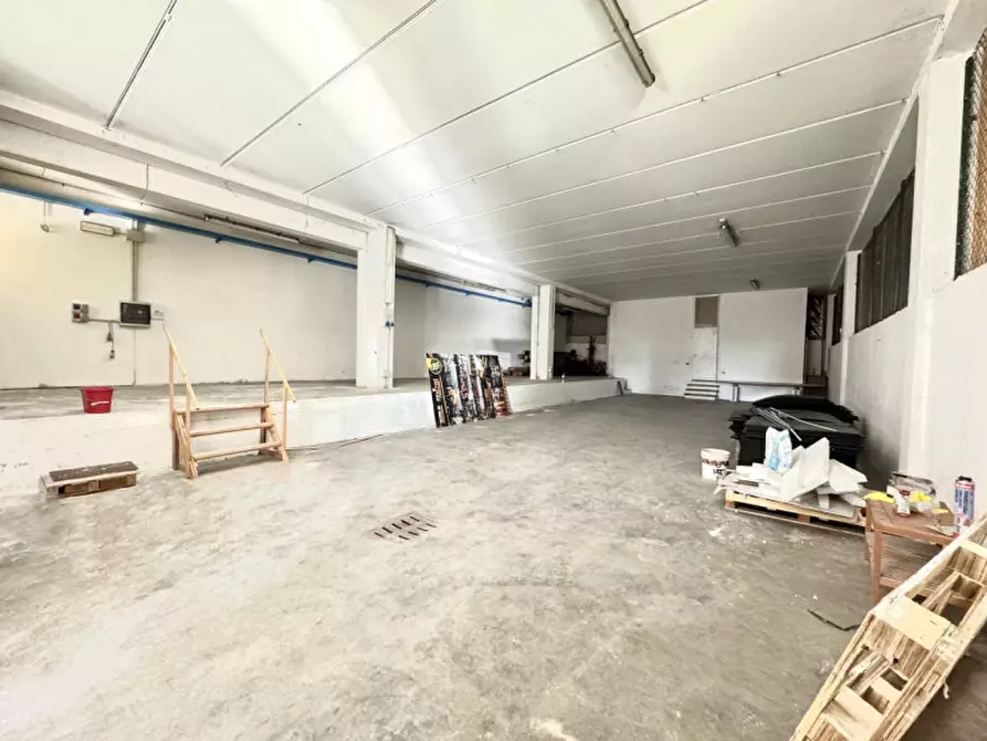 Immagine 3 di Magazzino in vendita  in Via Gombe a Thiene