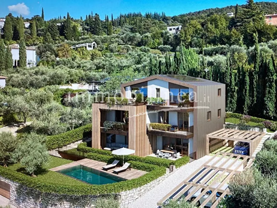 Immagine 1 di Appartamento in vendita  in via per Albisano 158 a Torri Del Benaco