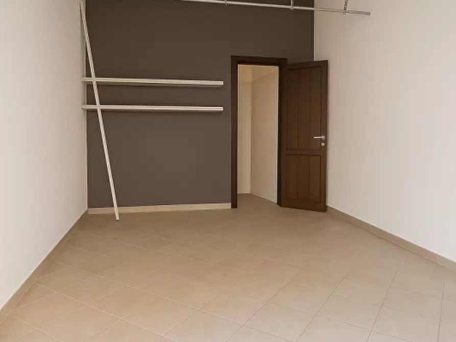 Immagine 2 di Negozio in vendita  in Via Iberia a Roma