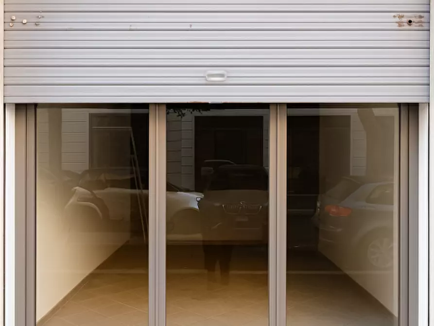 Immagine 5 di Negozio in vendita  in Via Iberia a Roma