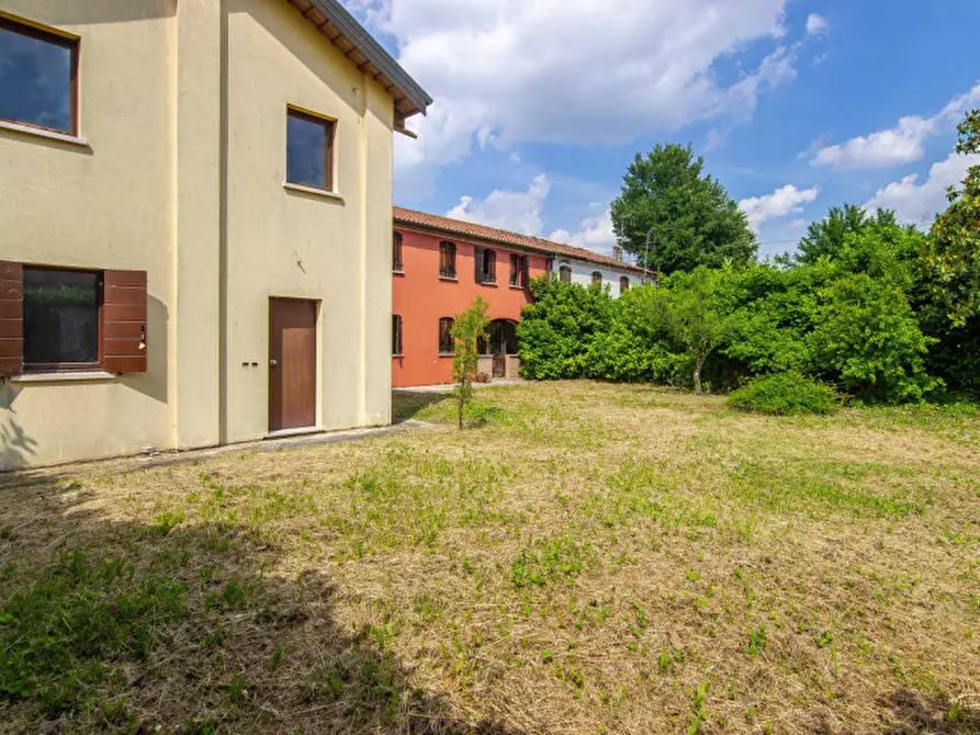 Immagine 1 di Casa trifamiliare in vendita  in via boccaccio a Padova