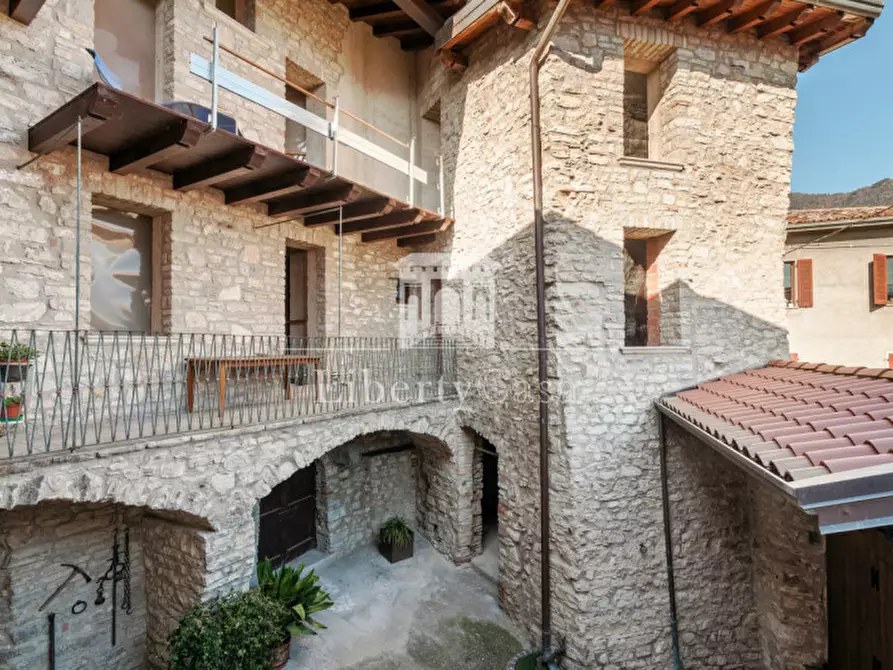 Immagine 1 di Casa trifamiliare in vendita  in Piazza Cavour a Tignale