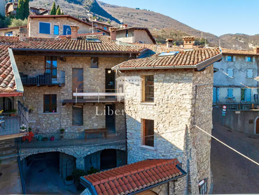 Immagine 1 di Casa trifamiliare in vendita  in Piazza Cavour a Tignale