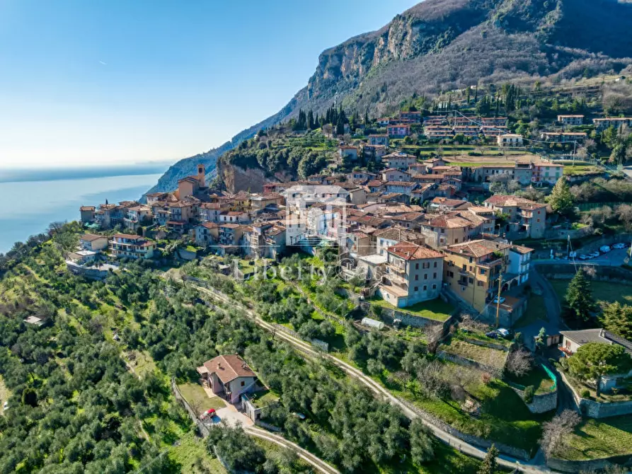Immagine 3 di Casa trifamiliare in vendita  in Piazza Cavour a Tignale