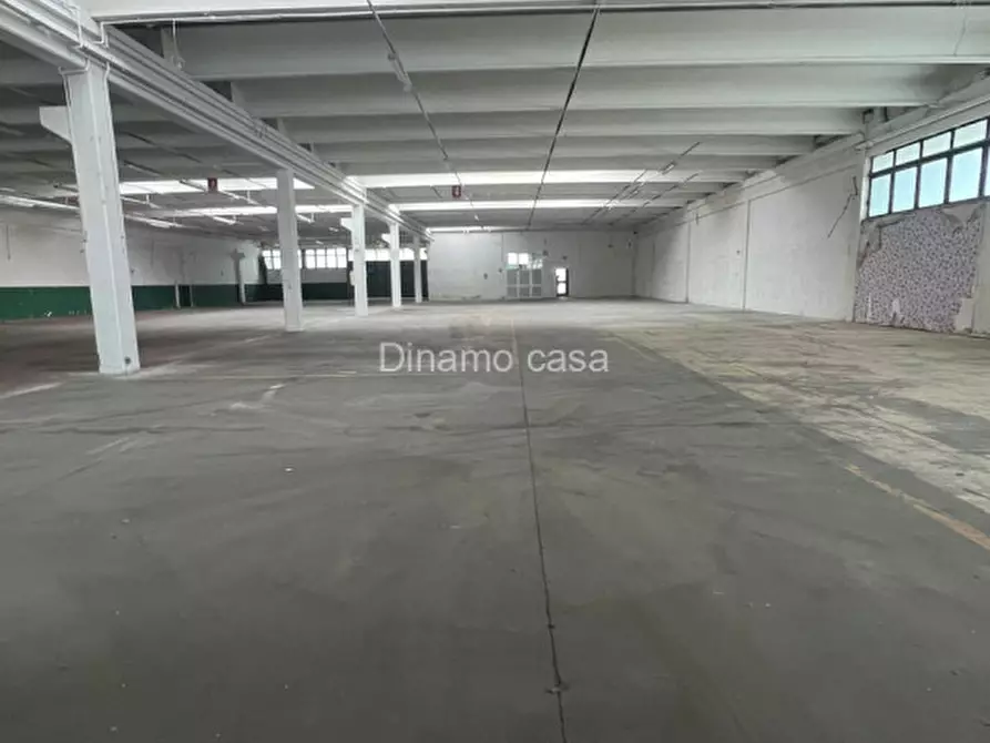 Immagine 8 di Magazzino in affitto  a Prato