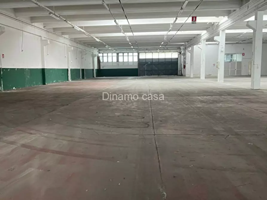 Immagine 9 di Magazzino in affitto  a Prato