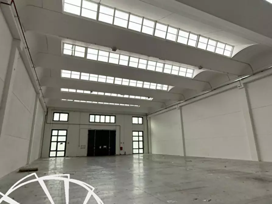 Immagine 4 di Magazzino in affitto  a Prato