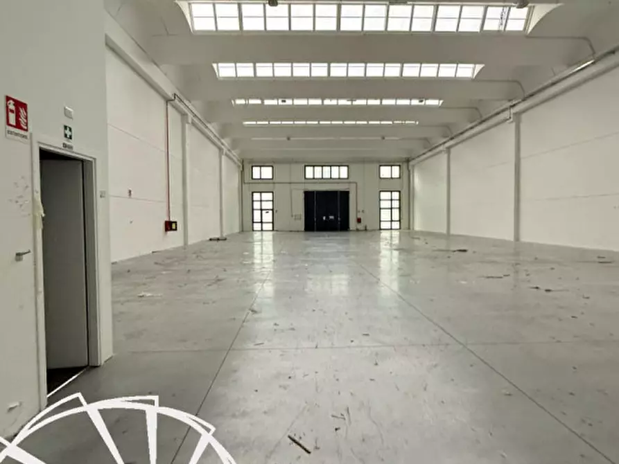 Immagine 6 di Magazzino in affitto  a Prato