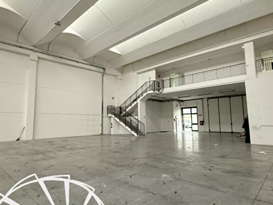 Immagine 7 di Magazzino in affitto  a Prato