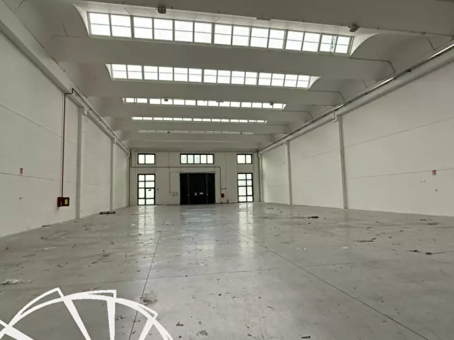 Immagine 8 di Magazzino in affitto  a Prato