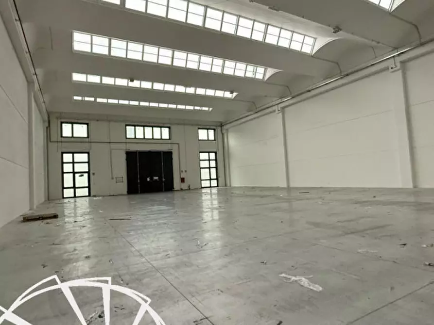 Immagine 9 di Magazzino in affitto  a Prato