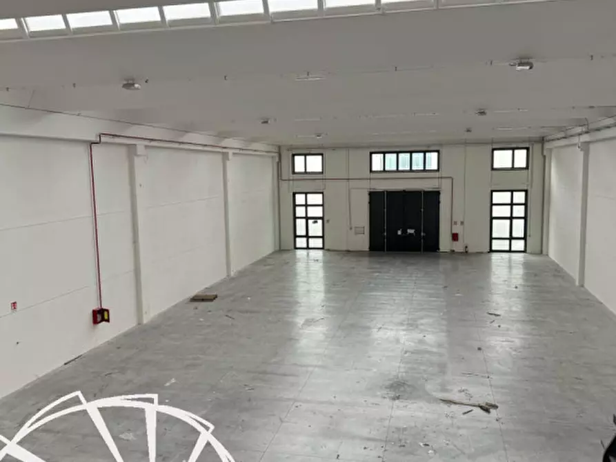 Immagine 10 di Magazzino in affitto  a Prato