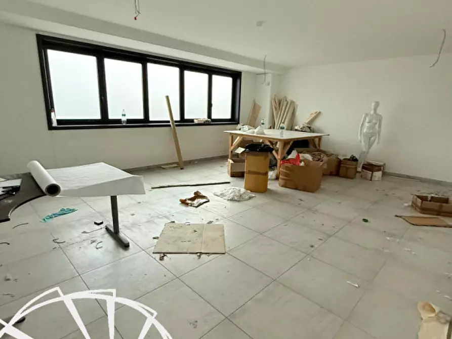 Immagine 11 di Magazzino in affitto  a Prato