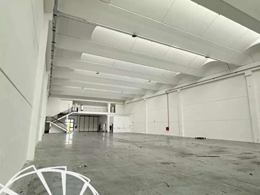 Immagine 12 di Magazzino in affitto  a Prato