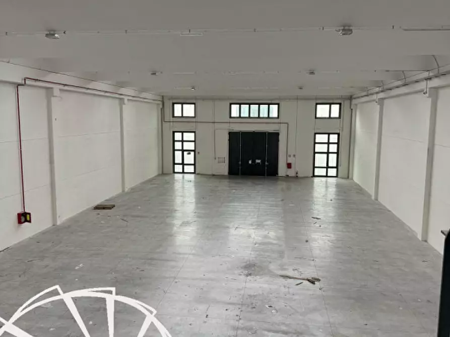 Immagine 13 di Magazzino in affitto  a Prato