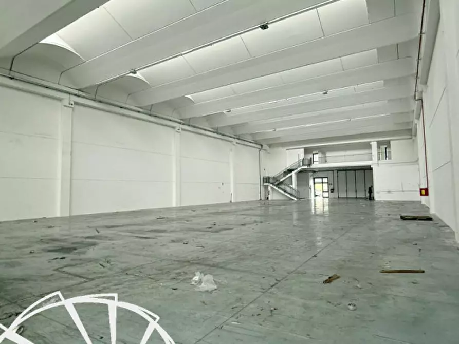 Immagine 14 di Magazzino in affitto  a Prato