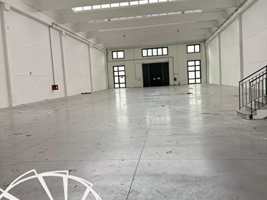 Immagine 15 di Magazzino in affitto  a Prato