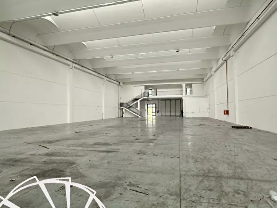Immagine 16 di Magazzino in affitto  a Prato